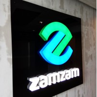 Вывеска "ZAM ZAM" на подложке со световыми буквами